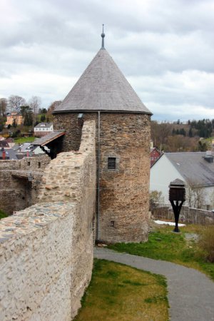 Téléchargez les photos : Elsterberg, Allemagne - 13 avril 2023 : Ruines du château d'Elsterberg, une ville du district de Vogtlandkreis en Saxe, Allemagne de l'Est - en image libre de droit