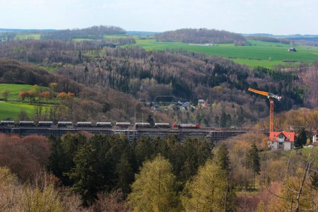 Foto de Jocketa, Alemania - 21 de abril de 2023: Vista aérea de Elstertalbrucke, el segundo puente de ladrillo más grande del mundo, ubicado cerca de la ciudad de Plauen en la región de Vogtland de Sajonia - Imagen libre de derechos