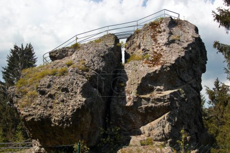 Foto de El Schneckenstein, una formación rocosa de 23m de altura en las montañas de mineral en la región de Vogtland de Sajonia, Alemania. Es conocida por su peculiar estructura geológica y la abundancia de topacio - Imagen libre de derechos