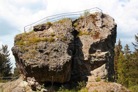 Foto de El Schneckenstein, una formación rocosa de 23m de altura en las montañas de mineral en la región de Vogtland de Sajonia, Alemania. Es conocida por su peculiar estructura geológica y la abundancia de topacio - Imagen libre de derechos