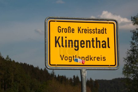 Foto de Klingenthal, Alemania - 22 de mayo de 2023: Señal de bienvenida de Klingenthal, un pueblo famoso en Vogtland como región de fabricación de instrumentos musicales y estación de esquí de invierno. - Imagen libre de derechos