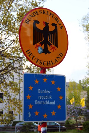 Foto de Klingenthal, Alemania - 22 de mayo de 2023: Firma fronteriza en la frontera germano-checa en Klingenthal, un pueblo en la región de Vogtland en Sajonia. - Imagen libre de derechos