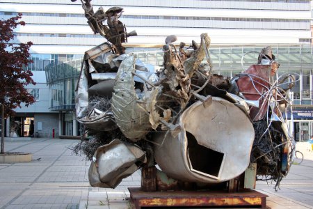 Foto de Jena, Alemania - 26 de mayo de 2023: Escultura Newburgh, de Frank Stella en Ernst-Abbe-Platz en Jena, Turingia. Hecho de acero inoxidable, se dio a conocer en 1995. - Imagen libre de derechos