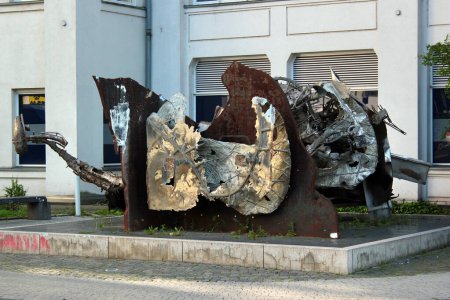 Foto de Jena, Alemania - 26 de mayo de 2023: Escultura Newburgh, de Frank Stella en Ernst-Abbe-Platz en Jena, Turingia. Hecho de acero inoxidable, se dio a conocer en 1995. - Imagen libre de derechos
