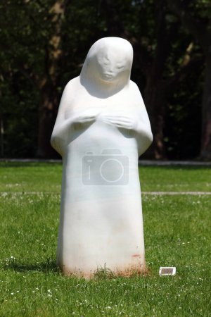 Foto de Jena, Alemania - 26 de mayo de 2023: Estatua de Lachesis de Anne-Katrin Altwein en el parque Jena Paradies. Uno de los tres Moirai, las personificaciones del destino en la mitología griega antigua - Imagen libre de derechos