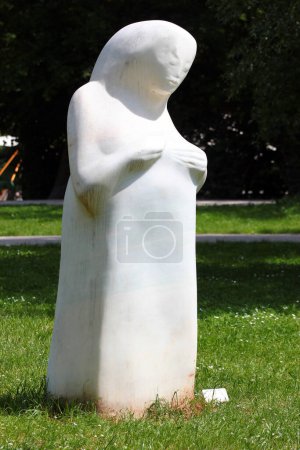 Foto de Jena, Alemania - 26 de mayo de 2023: Estatua de Lachesis de Anne-Katrin Altwein en el parque Jena Paradies. Uno de los tres Moirai, las personificaciones del destino en la mitología griega antigua. - Imagen libre de derechos