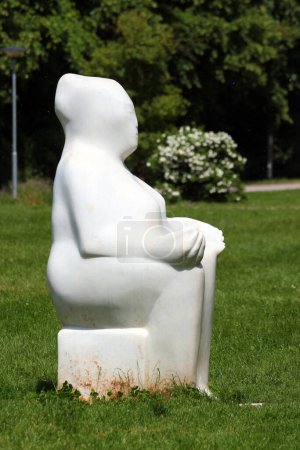 Foto de Jena, Alemania - 26 de mayo de 2023: Estatua de Clotho (The Spinner) de Anne-Katrin Altwein en el parque Jena Paradies. Uno de los tres Moirai, las personificaciones del destino en la mitología griega antigua. - Imagen libre de derechos