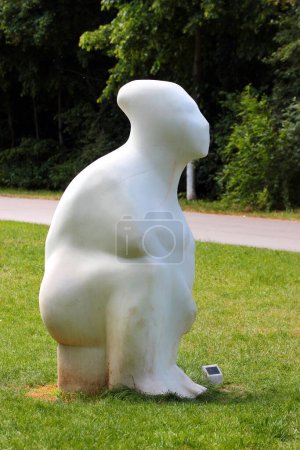 Foto de Jena, Alemania - 26 de mayo de 2023: Estatua de Atropos (La Muerte) de Anne-Katrin Altwein en el parque Jena Paradies. Uno de los tres Moirai, las personificaciones del destino en la mitología griega antigua. - Imagen libre de derechos