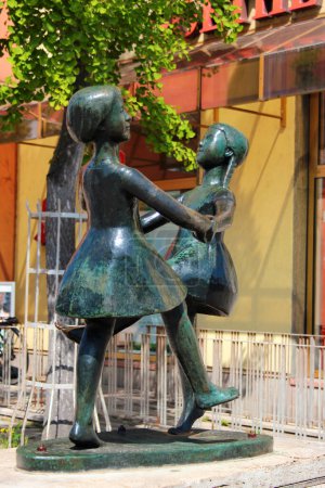 Téléchargez les photos : Jena, Allemagne - 26 mai 2023 : Dancing girls, une sculpture en bronze d'Ursula Schneider-Schulz, 1961. Situé dans la vieille ville d'Iéna sur Weigelstrasse - en image libre de droit