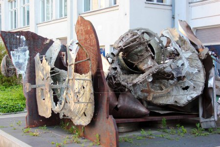 Foto de Jena, Alemania - 26 de mayo de 2023: Escultura Newburgh, de Frank Stella en Ernst-Abbe-Platz en Jena, Turingia. Hecho de acero inoxidable, se dio a conocer en 1995 - Imagen libre de derechos