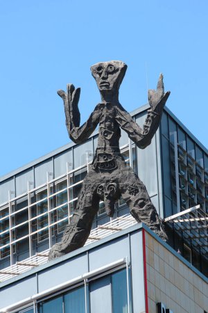 Téléchargez les photos : Dresde, Allemagne - 3 juin 2023 : Standart T (x), une sculpture d'A.R.Penck sur le toit du Penck Hotel Dresde. Ralf Winkler était un peintre et sculpteur néo-expressionniste, influencé par l'art primitif. - en image libre de droit