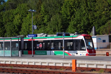 Foto de Aue-Bad Schlema, Alemania - 4 de junio de 2023: Una ruta ferroviaria Vossloh Citylink C13 de Chemnitz Bahn se encuentra en la estación de tren de Aue. Los trenes regionales prestan servicios de transporte en Chemnitz y los suburbios. - Imagen libre de derechos
