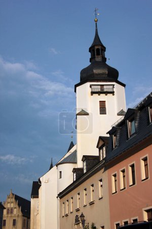 Foto de Schwarzenberg, Alemania - 8 de junio de 2023: Iglesia de San Jorge en la gran ciudad del condado de Schwarzenberg en el distrito de Erzgebirgskreis en Sajonia. - Imagen libre de derechos