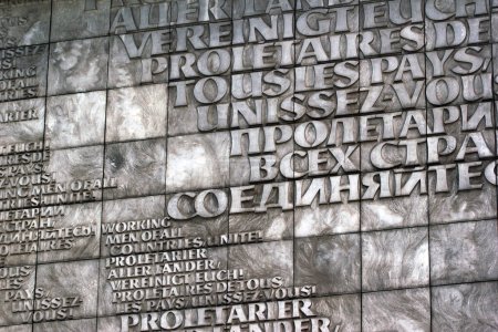 Foto de Chemnitz, Alemania - 11 de junio de 2023: ¡Trabajadores del mundo, uníos! - el monumento a Karl Marx, filósofo, economista e historiador de origen alemán. - Imagen libre de derechos