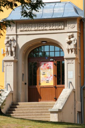 Foto de Weida, Alemania - 18 de junio de 2023: Entrada a la escuela regular del estado Max Greil con el lema "Luz, amor, vida" en la ciudad de Weida en el condado de Greiz en el estado alemán de Turingia - Imagen libre de derechos