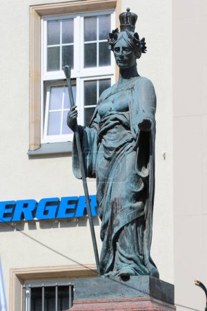 Téléchargez les photos : Chemnitz, Allemagne - 12 juin 2023 : Saxoniabrunnen, ou la fontaine de Saxe avec la figure féminine allégorique comme patronne et protectrice de l'État de Saxe - en image libre de droit