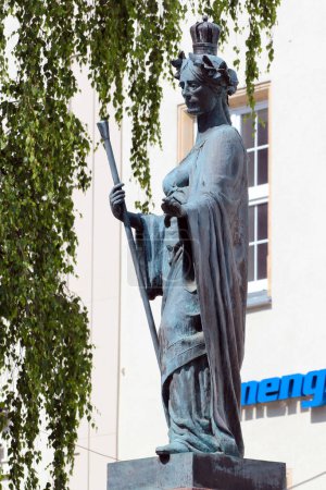 Téléchargez les photos : Chemnitz, Allemagne - 12 juin 2023 : Saxoniabrunnen, ou la fontaine de Saxe avec la figure féminine allégorique comme patronne et protectrice de l'État de Saxe - en image libre de droit