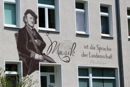 Foto de Chemnitz, Alemania - 12 de junio de 2023: La música es el lenguaje de la pasión, una cita de Richard Wagner sobre un edificio de la escuela de música en Chemnitz - Imagen libre de derechos
