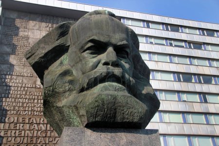 Foto de Chemnitz, Alemania - 9 de julio de 2023: Monumento a Karl Marx, filósofo, economista e historiador alemán. La ciudad de Chemnitz fue nombrada Karl-Marx-Stadt durante el período de la RDA. - Imagen libre de derechos