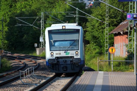 Foto de Jocketa, Alemania - 14 de junio de 2023: El tren regional de Vogtlandbahn llega a la estación de Jocketa cerca del río White Elster, una pintoresca zona en la región sajona de Vogtland, Alemania - Imagen libre de derechos