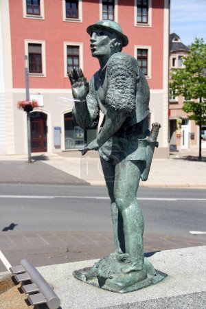 Téléchargez les photos : Zeulenroda-Triebes, Allemagne - 15 juillet 2023 : Statue de carpe Piper dans la fontaine sur la place du marché de Zeulenroda, dans le quartier de Greiz en Thuringe. - en image libre de droit