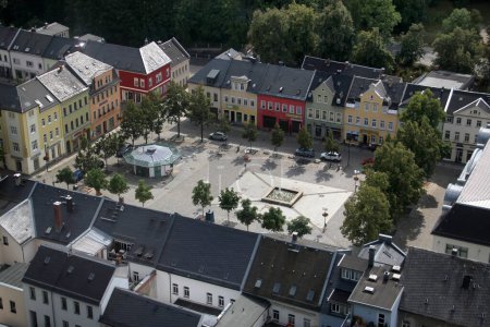Foto de Auerbach, Alemania - 22 de julio de 2023: Vista de la plaza Neumarkt en la ciudad de Auerbach en Vogtland, Sajonia - Imagen libre de derechos