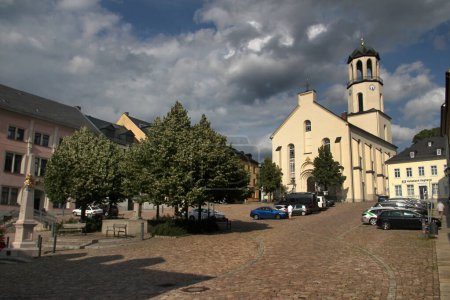 Foto de Auerbach, Alemania - 22 de julio de 2023: Vista de la antigua plaza del mercado y la iglesia de San Lorenzo en el centro de la ciudad de Auerbach en Vogtland, Sajonia. - Imagen libre de derechos