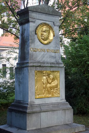 Foto de Freiberg, Alemania - 9 de agosto de 2023: Monumento a Clemens Winkler, un químico alemán que descubrió el elemento germanio en 1886 en Freiberg. - Imagen libre de derechos