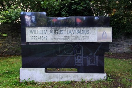 Téléchargez les photos : Freiberg, Allemagne - 9 août 2023 : Monument à Wilhelm August Lampadius, chimiste allemand, surtout connu pour avoir découvert le disulfure de carbone et enflammé la première lanterne à gaz de charbon sur le sol européen - en image libre de droit