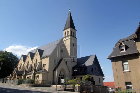 Foto de Aue-Bad Schlema, Alemania - 16 de julio de 2023: Parroquia Católica Romana del Nacimiento de María en Aue, una pequeña ciudad en las Montañas Minerales, Sajonia - Imagen libre de derechos