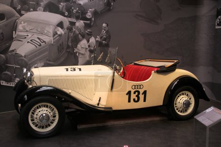 Téléchargez les photos : Zwickau, Allemagne - 20 août 2023 : DKW Sonderklasse 1001 Sports-Two-Seater, 1934, fabriqué par Auto Union AG. Situé en Août Horch musée à Zwickau. - en image libre de droit