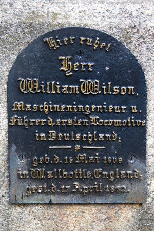 Foto de Núremberg, Alemania - 27 de agosto de 2023: Tumba de William Wilson, un ingeniero mecánico inglés y primer conductor de motor en el primer ferrocarril alemán, en el histórico cementerio de Johannisfriedhof. - Imagen libre de derechos
