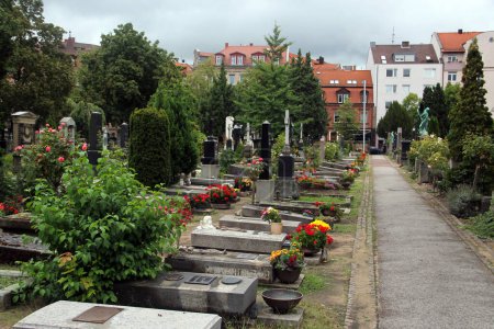 Foto de Núremberg, Alemania - 27 de agosto de 2023: Cementerio histórico de Johannisfriedhof, con tumbas de Albrecht Durer, Ludwig Feuerbach y otros famosos habitantes de Núremberg - Imagen libre de derechos
