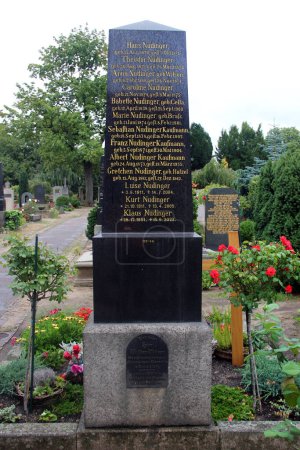 Foto de Núremberg, Alemania - 27 de agosto de 2023: Tumba de William Wilson, un ingeniero mecánico inglés y primer conductor de motor en el primer ferrocarril alemán, en el histórico cementerio de Johannisfriedhof. - Imagen libre de derechos
