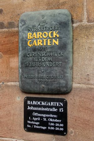 Téléchargez les photos : Nuremberg, Allemagne - 27 août 2023 : Plaque dans les jardins ornementaux de style Renaissance et baroque avec fontaines et sculptures dans le quartier Saint-Jean de Nuremberg - en image libre de droit