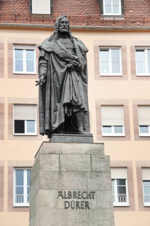 Foto de Núremberg, Alemania - 27 de agosto de 2023: Monumento al pintor alemán Albrecht Durer cerca de su casa en el centro de Nurnberg - Imagen libre de derechos