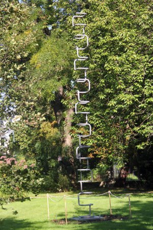 Téléchargez les photos : Jena, Allemagne - 9 septembre 2023 : "Climbing Cubes", une sculpture mobile en acier inoxydable de Martin Willing exposée dans le jardin botanique d'Iéna, en Thuringe - en image libre de droit