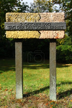 Foto de Annaberg-Buchholz, Alemania - 24 de septiembre de 2023: Monumento al Día de la Unidad Alemana, que conmemora la reunificación alemana en 1990 cuando Alemania Oriental se unió a Alemania Occidental. - Imagen libre de derechos
