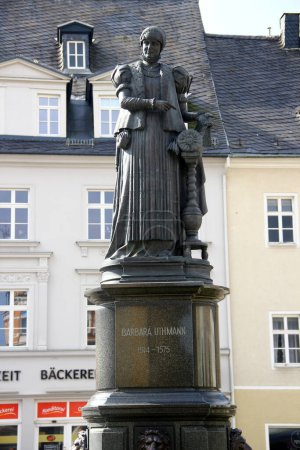 Foto de Annaberg-Buchholz, Alemania - 24 de septiembre de 2023: Monumento a Barbara Uthmann, partidaria de la fabricación de encajes y empresaria exitosa en las montañas Minerales. - Imagen libre de derechos