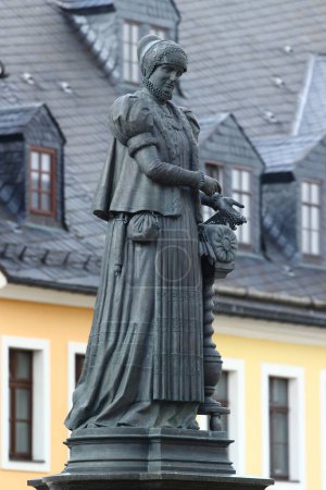 Foto de Annaberg-Buchholz, Alemania - 24 de septiembre de 2023: Monumento a Barbara Uthmann, partidaria de la fabricación de encajes y empresaria exitosa en las montañas Minerales. - Imagen libre de derechos