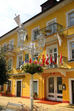 Foto de Frantiskovy Lazne, República Checa - 30 de septiembre de 2023: Three Lilies Hotel, un hotel popular en Franzensbad, parte de The Great Spa Towns of Europe Patrimonio de la Humanidad por la UNESCO - Imagen libre de derechos