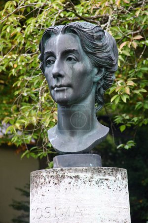 Foto de Bayreuth, Alemania - 13 de octubre de 2023: Busto de Cosima Wagner por Arno Breker. Cosima era la hija de Franz Liszt y la segunda esposa de Richard Wagner. - Imagen libre de derechos