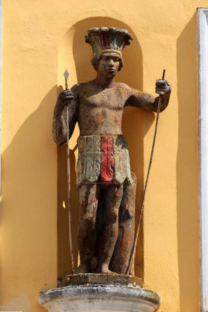 Foto de Glauchau, Alemania - 26 de mayo de 2023: Esculturas decorativas de negros y guerreros africanos en fachadas de edificios en la plaza central del mercado de Glauchau, Sajonia - Imagen libre de derechos