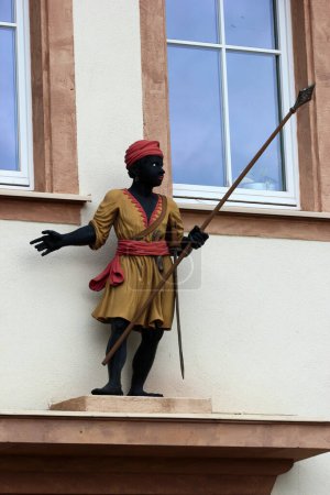 Foto de Hohenstein-Ernstthal, Alemania - 5 de junio de 2023: Esculturas decorativas de negros y guerreros africanos en la fachada de una farmacia en Hohenstein-Ernstthal, Sajonia - Imagen libre de derechos
