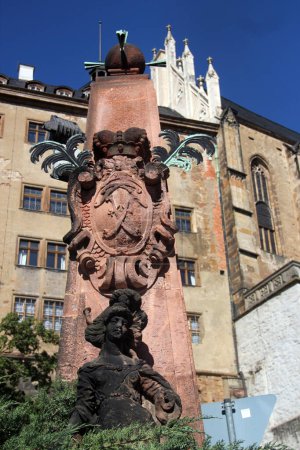 Téléchargez les photos : Altenburg, Allemagne - 6 septembre 2023 : Une sculpture devant le vieux château d'Altenburg en Thuringe, Allemagne - en image libre de droit