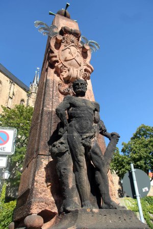 Téléchargez les photos : Altenburg, Allemagne - 6 septembre 2023 : Une sculpture devant le vieux château d'Altenburg en Thuringe, Allemagne - en image libre de droit