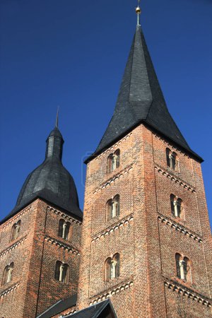 Téléchargez les photos : Vue de la vieille ville d'Altenburg, en Allemagne, avec deux bâtiments Rote Spitze (Red Spire) - en image libre de droit