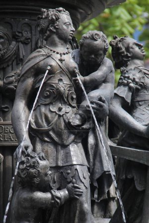 Foto de Núremberg, Alemania - 25 de agosto de 2023: La Fuente de la Virtud de Núremberg (Tugendbrunnen) con alegorías femeninas de las tres virtudes divinas y las virtudes cardinales de Platón - Imagen libre de derechos