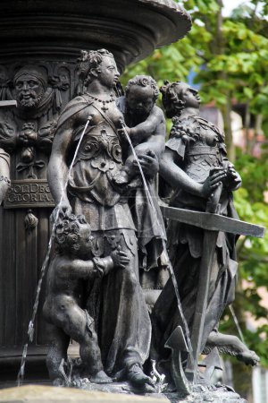 Foto de Núremberg, Alemania - 25 de agosto de 2023: La Fuente de la Virtud de Núremberg (Tugendbrunnen) con alegorías femeninas de las tres virtudes divinas y las virtudes cardinales de Platón - Imagen libre de derechos