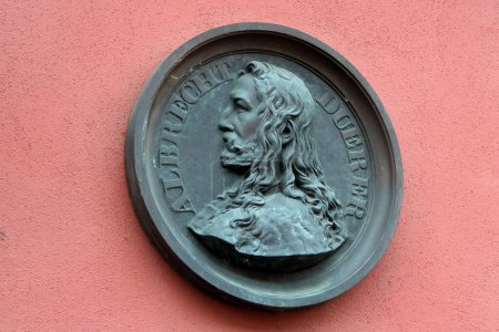Foto de Núremberg, Alemania - 25 de agosto de 2023: Placa conmemorativa dedicada al pintor alemán Albrecht Durer cerca de su casa en el centro de Núremberg - Imagen libre de derechos